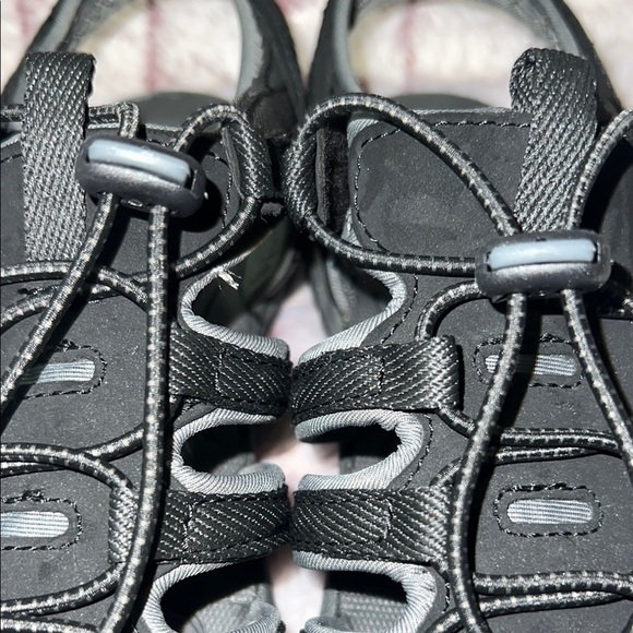 Croft &‎ Barrow Black Women’s Closed-Toe Sandals for Active Wear - Picture 12 of 16